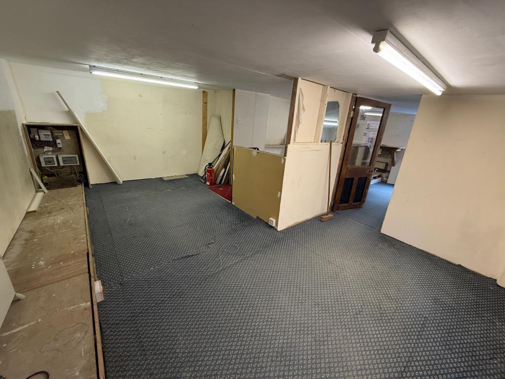Lot: 52 - VACANT COMMERCIAL PREMISES - RETAIL OR STUDIO UNIT - First floor workshop and storage area
